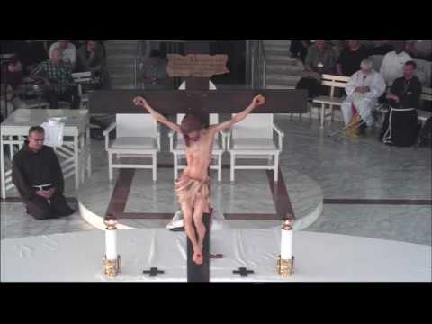 Поклоніння Хресту під час 23-ї міжнародної духовної обнови для священиків в Меджуґор'є 6.07.18