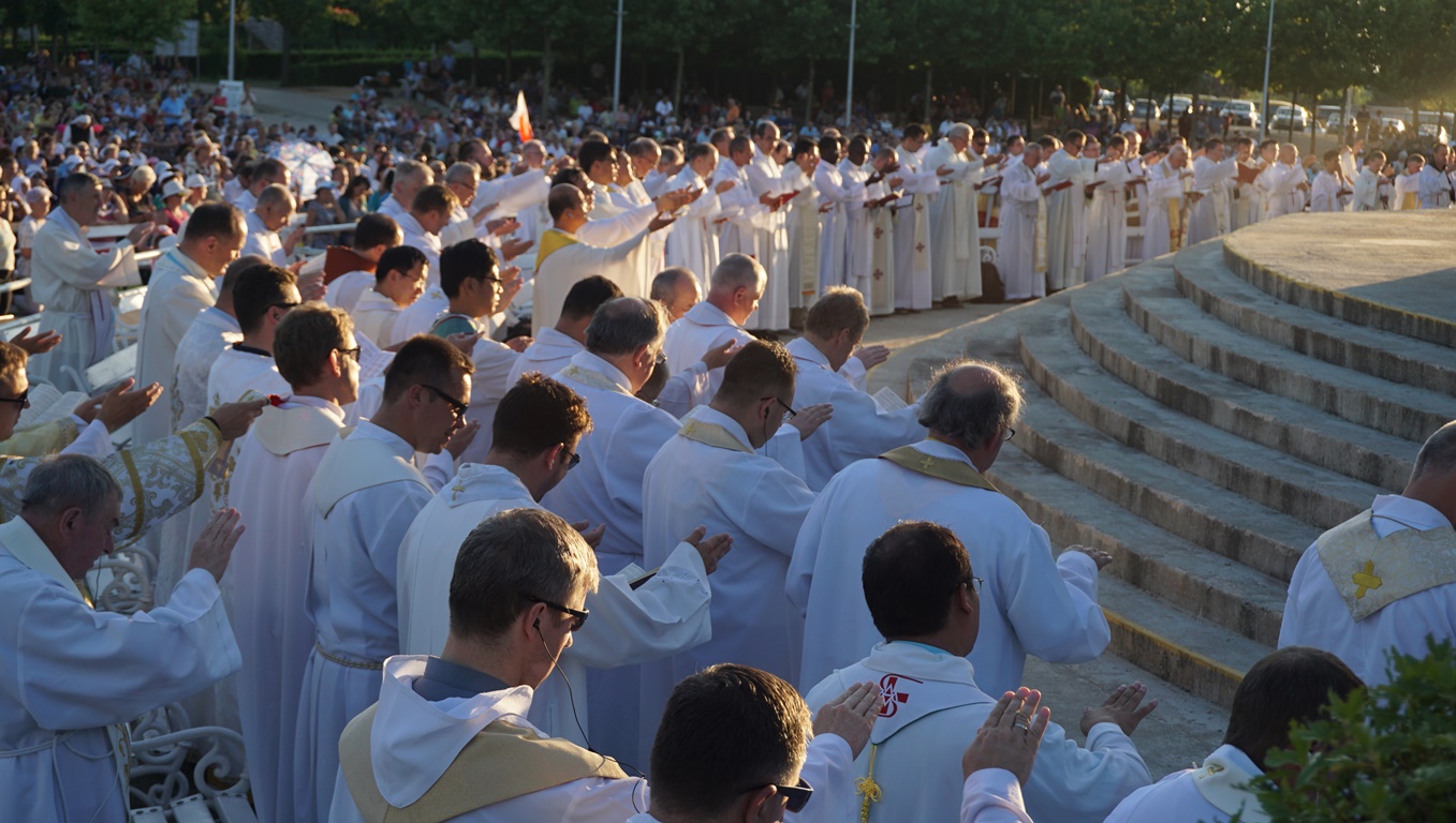 Священики у “школі Богородиці”