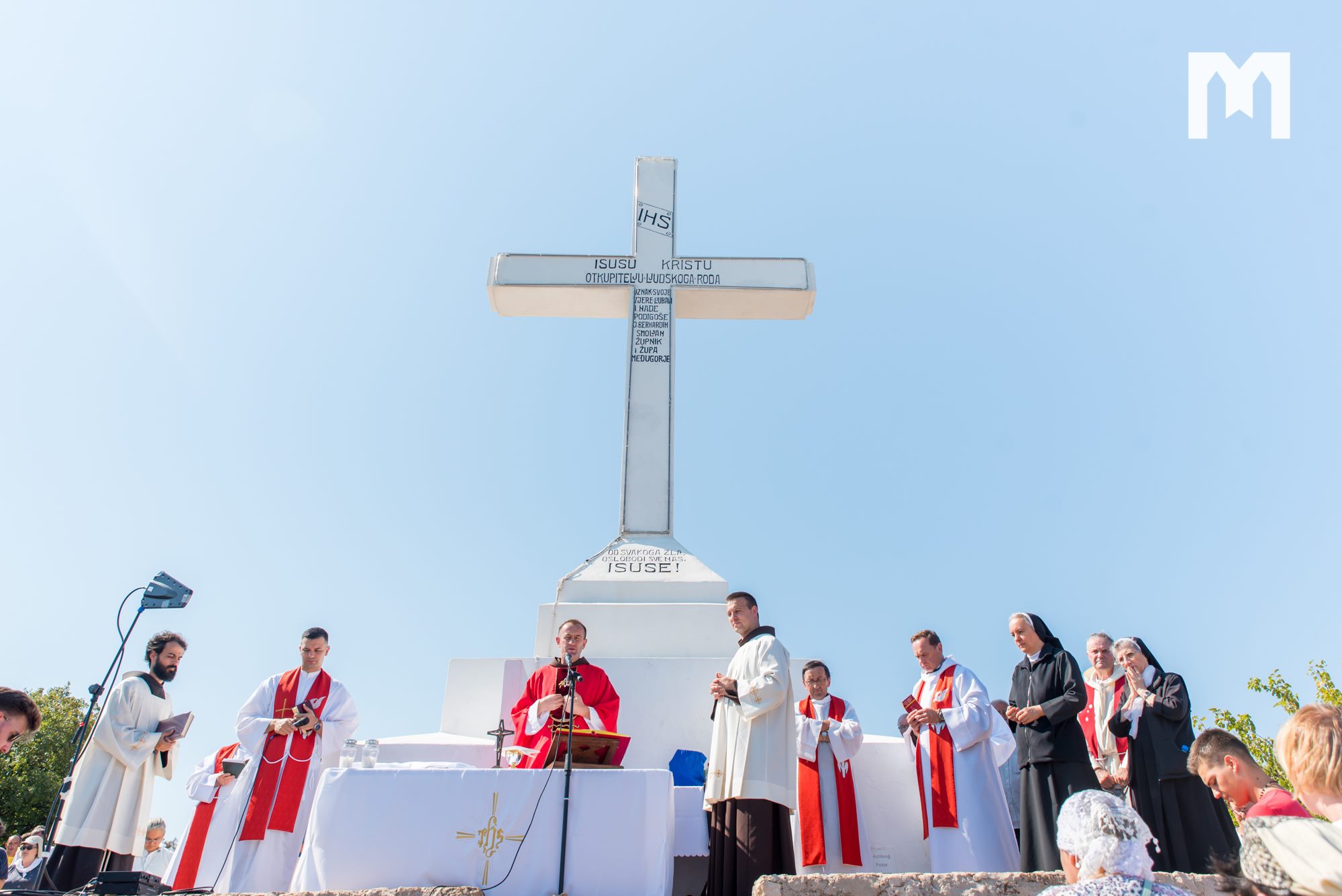 Бог є великим