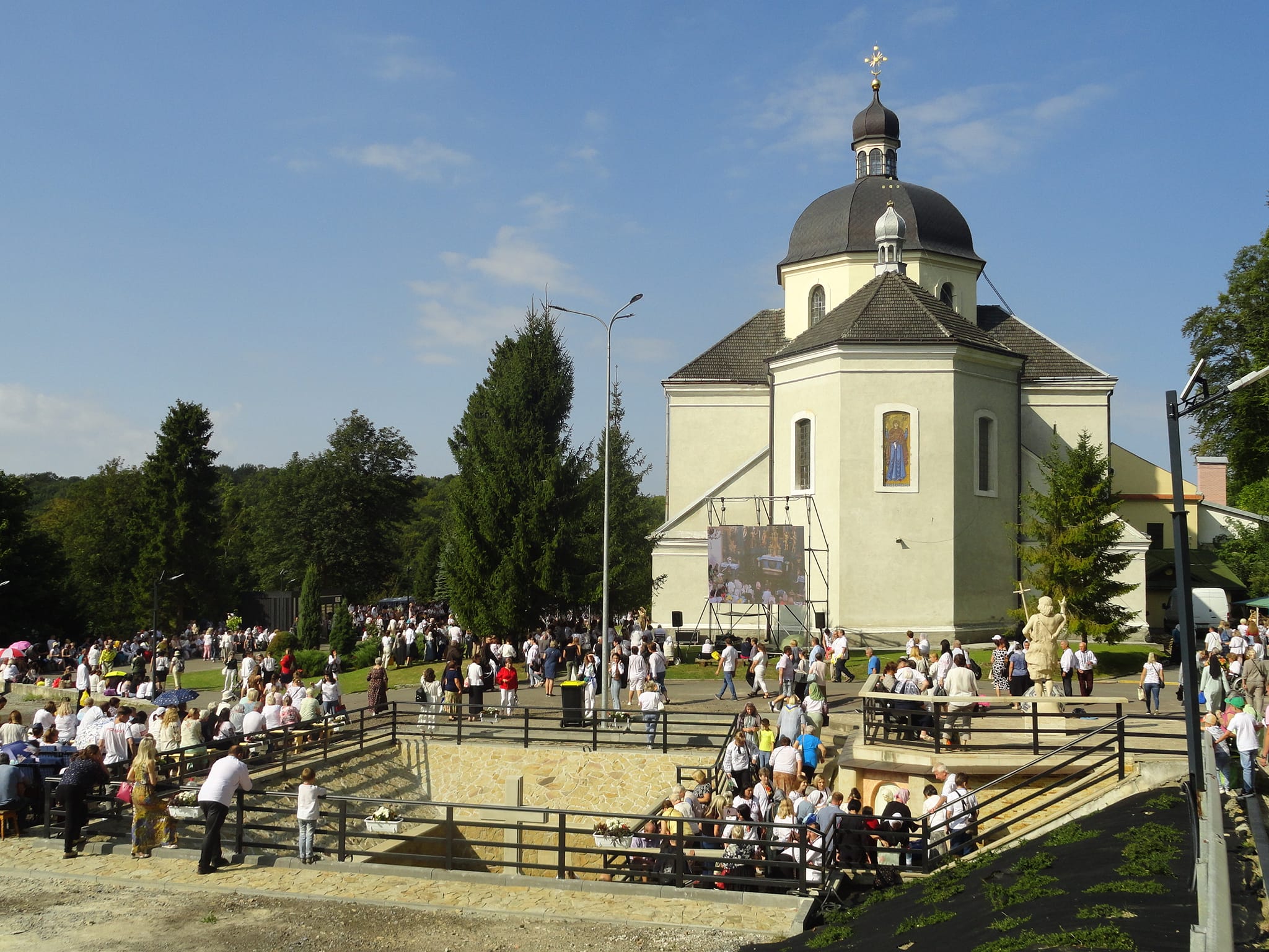 Молитва Славних Таємниць вервиці. Меджуґорська молитовна зустріч за мир, Підгірці, монастир оо. Василіян, 24.08.2023
