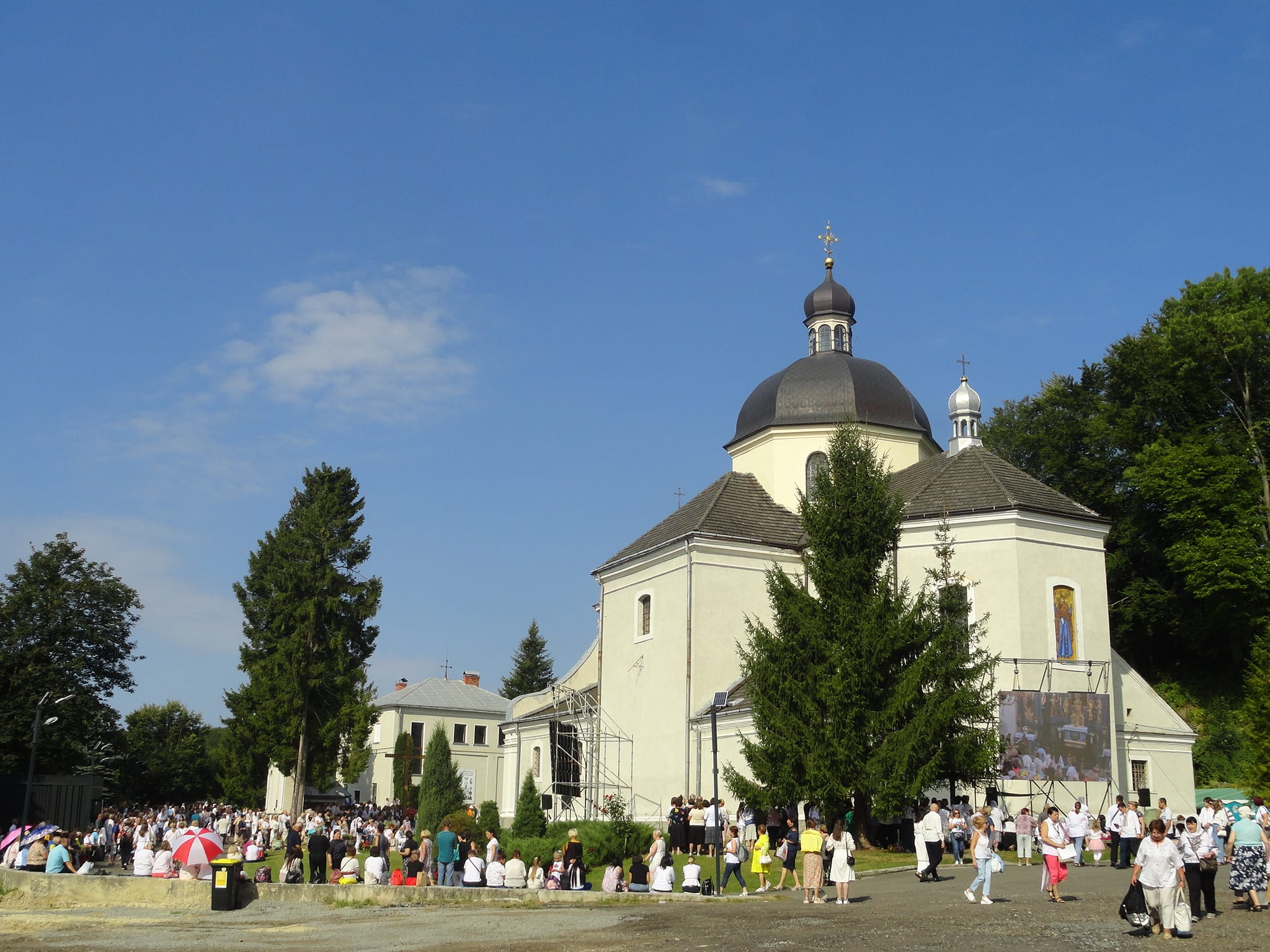 Молитва Світлих Таємниць вервиці. Меджуґорська молитовна зустріч за мир, Підгірці, монастир оо. Василіян, 24.08.2023