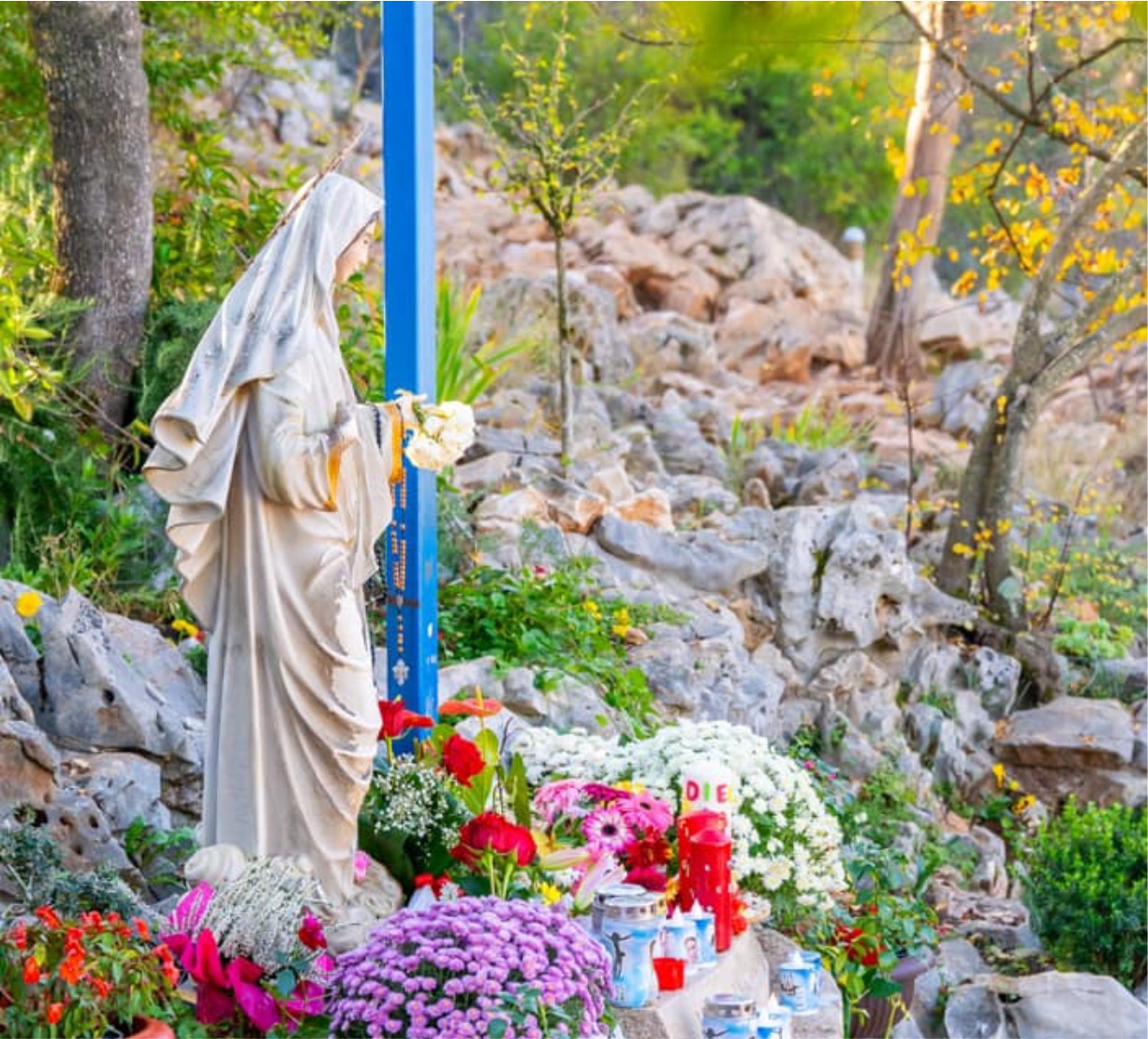 Подружжя біля Богородиці