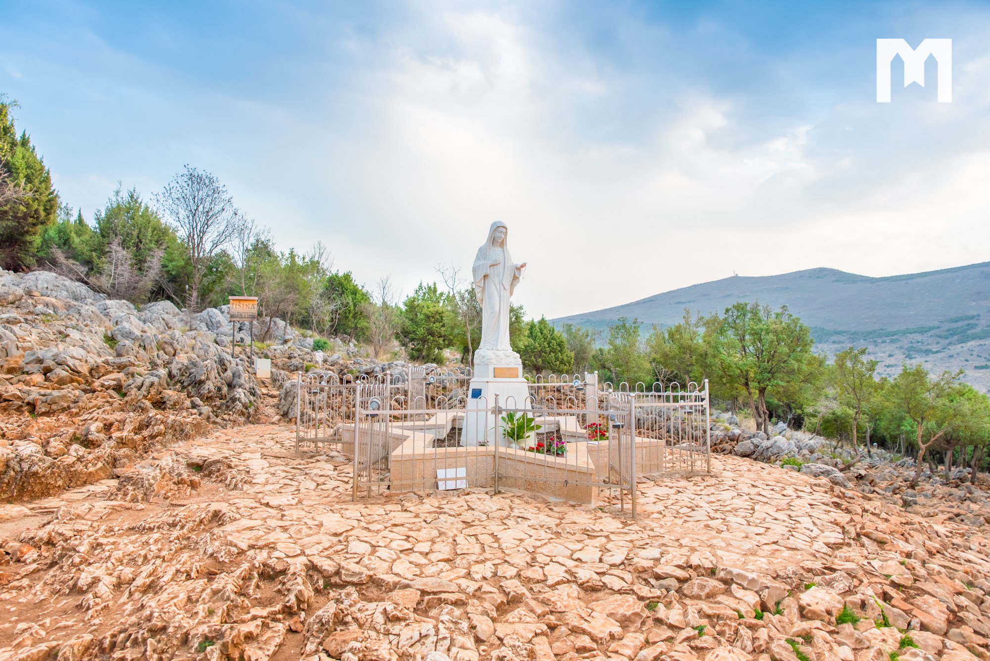 ДЕВ’ЯТНИЦЯ ДО 44-Ї РІЧНИЦІ ОБ’ЯВЛЕНЬ БОГОРОДИЦІ У МЕДЖУҐОР’Ї